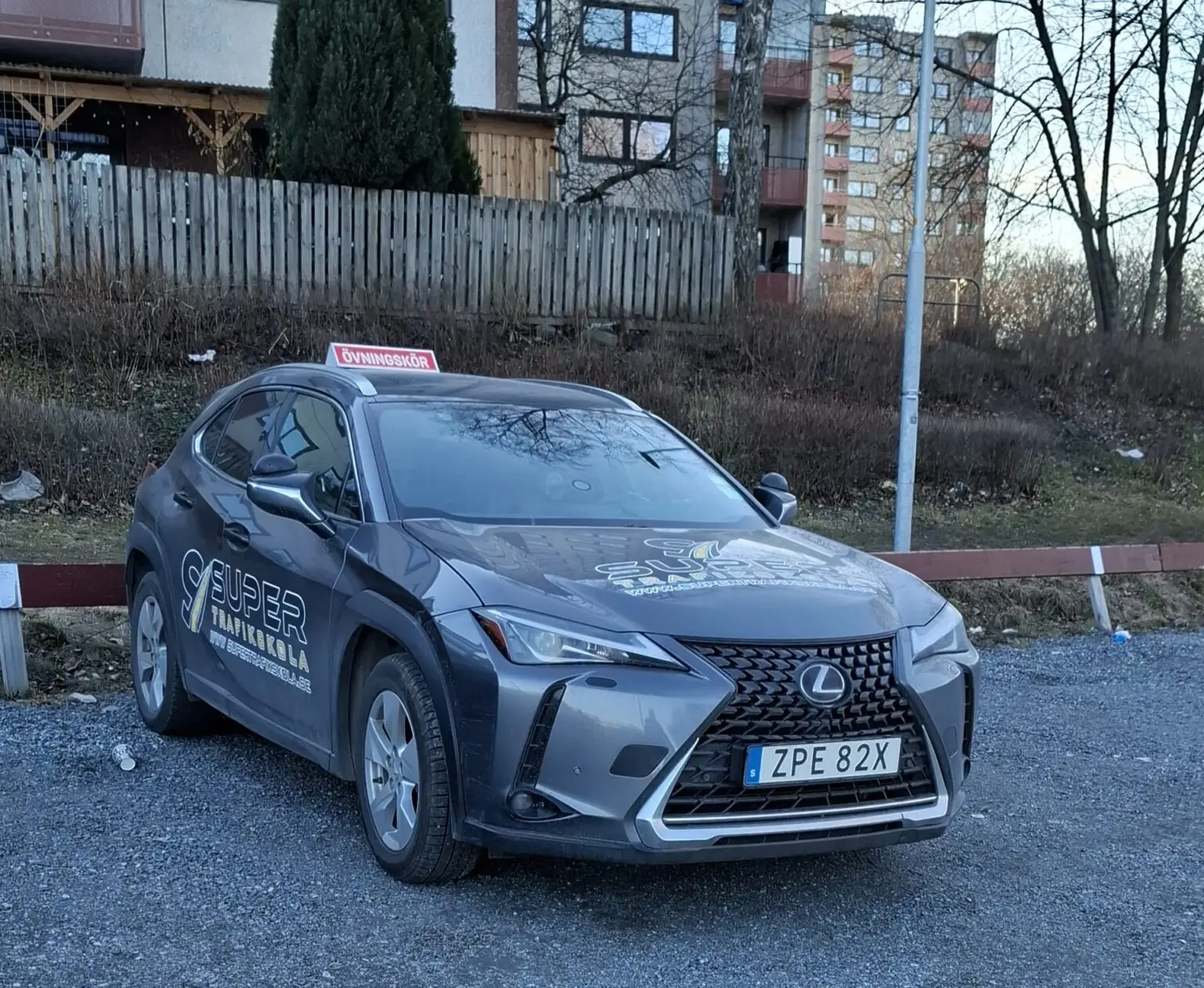 Parkerad övningskörningsbil